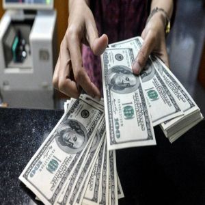 الدولار يرتفع إلى أعلى مستوياته في أكثر من شهرين
