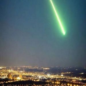 لقطة ساحرة لشهاب أخضر نادر يضيء سماء المملكة المتحدة