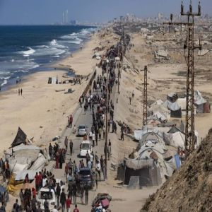 آلاف الفلسطينيين يعودون لمنازلهم المدمرة في غزة مع بدء الانسحاب الإسرائيلي