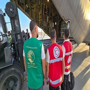 الطائرة الإغاثية السعودية الـ66 تصل العريش