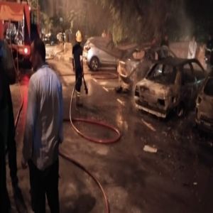 من مزحة إلى كارثة.. حريق يلتهم 6 سيارات في أحد الأحياء الراقية بالقاهرة