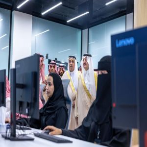 سمو أمير الشرقية يفتتح مركز الصورة التشغيلية (COP) بالخبر ويطّلع على مشاريع المدن الذكية والتحول الرقمي