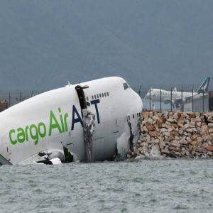 مصرع شخصين بحادث اصطدام طائرة شحن بمركبة أرضية وانحرافها عن مدرج في هونغ كونغ