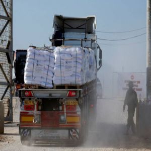 انطلاق 400 شاحنة مساعدات من مصر إلى قطاع غزة