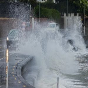 عاصفة قوية تضرب العاصمة النيوزيلندية وتعطل حركة السفر و المدارس