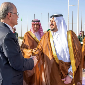 رئيس وزراء دولة فلسطين يصل إلى الرياض وفي مقدمة مستقبليه نائب أمير منطقة الرياض
