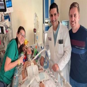 طبيب عربي ينقذ طفلاً فُصل رأسه عن عموده الفقري