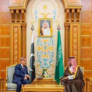 سمو ولي العهد يلتقي رئيس وزراء جمهورية باكستان الإسلامية