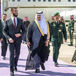 رئيس الجمهورية العربية السورية يصل إلى الرياض وفي مقدمة مستقبليه نائب أمير المنطقة رئيس الجمهورية العربية السورية يصل إلى الرياض وفي مقدمة مستقبليه نائب أمير المنطقة