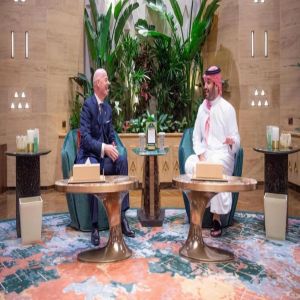 سمو ولي العهد يلتقي رئيس الاتحاد الدولي لكرة القدم