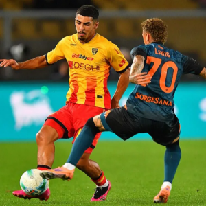 نابولي يفوز بشق الأنفس على ليتشي ويبتعد بصدارة الدوري الإيطالي