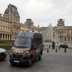 شرطة باريس تعترف بوجود ثغرات كبرى في دفاعات متحف اللوفر شرطة باريس تعترف بوجود ثغرات كبرى في دفاعات متحف اللوفر