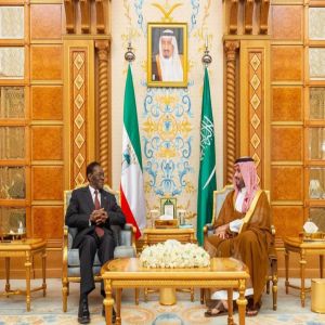 سمو ولي العهد يلتقي رئيس جمهورية غينيا الإستوائية