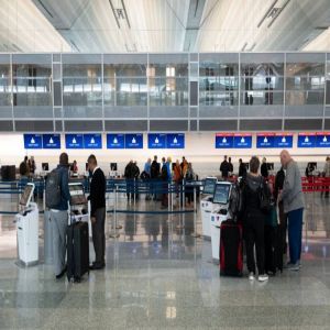 استئناف حركة الطيران في مطار برلين بعد توقف مؤقت بسبب مسيّرة استئناف حركة الطيران في مطار برلين بعد توقف مؤقت بسبب مسيّرة