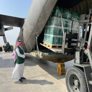 الطائرة الإغاثية السعودية 71 لقطاع غزة تصل مطار العريش