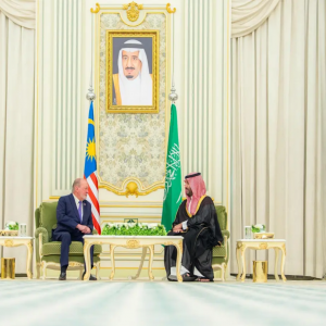 سمو ولي العهد يستقبل ملك ماليزيا ويعقدان جلسة مباحثات رسمية