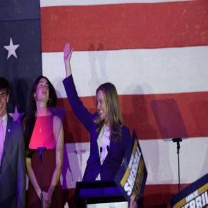 الديمقراطيون يكتسحون أول انتخابات رئيسية في ولاية ترامب الثانية