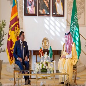 وزير الخارجية يستقبل نظيره السريلانكي ويهديه طابعًا تذكاريًا بمناسبة 50 عامًا من العلاقات