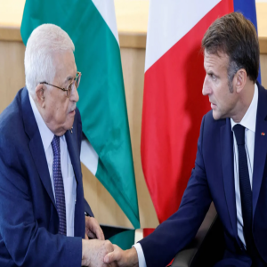 ماكرون يستقبل محمود عباس في باريس غداً