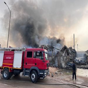 مصرع شخص وإصابة 3 في حريق "مصنع السادات"
