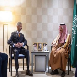 وزير الخارجية يستعرض العلاقات الثنائية مع نظيره الهندي