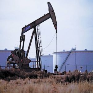 النفط يعمق خسائره بضغط زيادة المخزونات الأمريكية وتوقعات أوبك