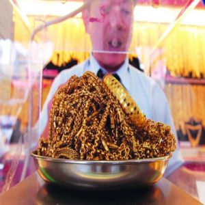 الذهب عند ذروة 3 أسابيع وسط مخاوف الديون الأمريكية وتوقعات خفض الفائدة