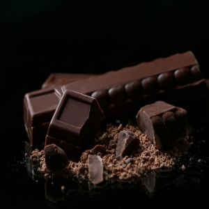 دراسة: الشوكولاتة الداكنة تُنشط الذاكرة مؤقتًا وتحفّز التركيز