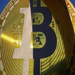 بتكوين تعمق تراجعاتها وتهبط دون 90 ألف دولار للمرة الأولى في سبعة أشهر