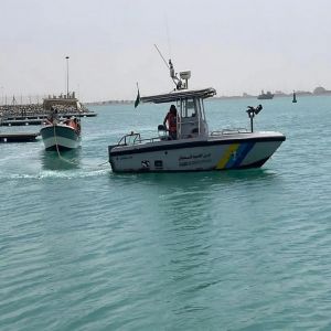 حرس الحدود بمنطقة المدينة المنورة ينقذ مواطنًا تعطلت واسطته البحرية في عرض البحر