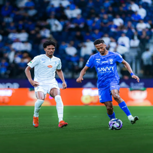 بـ 10 لاعبين.. الهلال يهزم الفتح بـ"ثنائية"