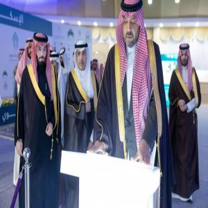 أميرُ الحدود الشمالية يدشّن مشاريعَ بلدية بقيمة 57 مليون ريال ويُسلّم 50 وحدة سكنية ويُطلق الحزم التطويرية للخدمات الصحية بطريف