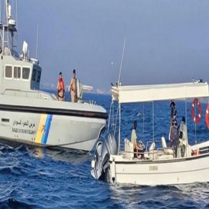 حرس الحدود بمكة ينقذ مواطنين تعطلت واسطتهما البحرية في عرض البحر