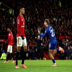 إيفرتون يهزم مانشستر يونايتد رغم طرد جي بعد صفع زميله