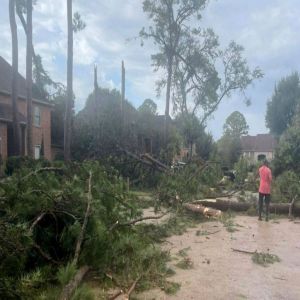 تضرر أكثر من 100 منزل جراء إعصار قرب هيوستن الأمريكية