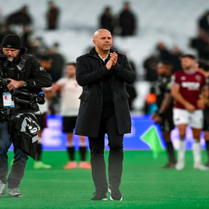 سلوت يكشف سر عدم مشاركة محمد صلاح أمام وست هام