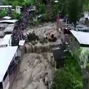 انهيار أرضي يودي بحياة 12 شخصًا ويفقد 30 آخرين في ميناء نهري بوسط البيرو