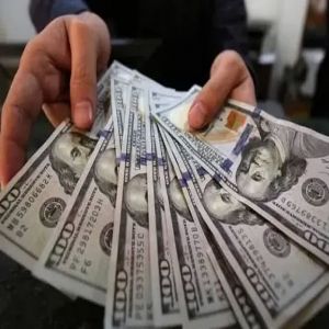 الدولار يتراجع مع تزايد احتمالات خفض الفائدة الأمريكية