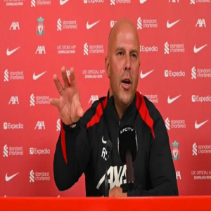 سلوت يلتزم الصمت إزاء عودة صلاح لتشكيلة ليفربول