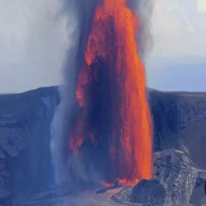 بركان كيلاويا في هاواي ينفث حممًا جديدة وارتفاعها يصل إلى 30 مترًا