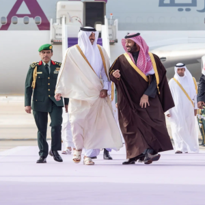 سمو أمير دولة قطر يصل إلى الرياض وفي مقدمة مستقبليه سمو ولي العهد