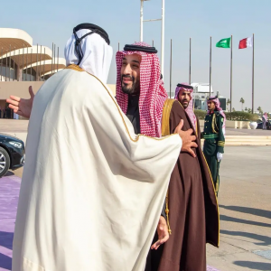 سمو أمير دولة قطر يغادر الرياض وفي مقدمة مودعيه سمو ولي العهد