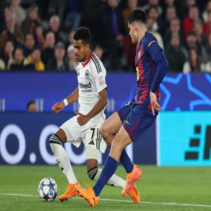 ضربات رأس كوندي تمنح برشلونة الفوز على فرانكفورت