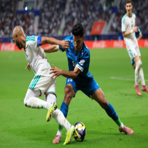 الجزائر تحسم القمة وترافق العراق إلى ربع نهائي كأس العرب