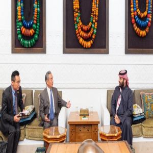 سمو ولي العهد يستقبل وزير خارجية جمهورية الصين الشعبية