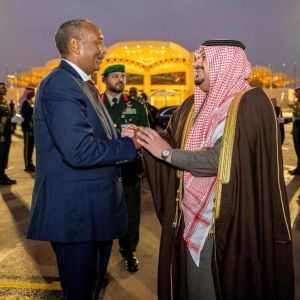 رئيس مجلس السيادة الانتقالي بجمهورية السودان يغادر الرياض وفي مقدمة مودعيه نائب أمير منطقة الرياض