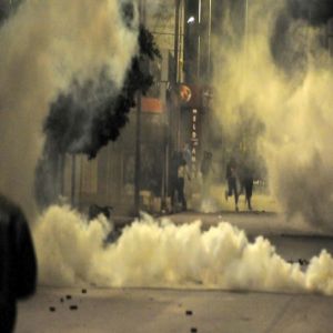 تونس.. السلطات توقف21 شخصا عقب احتجاجات ليلية على مقتل شاب في القيروان