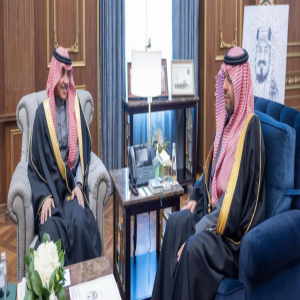 أمير الحدود الشمالية يستقبل وزير الإعلام وينوِّه بدعم القيادة لقطاع الإعلام
