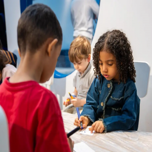 منطقة الطفل مساحة فنية تفتح أبواب الإبداع أمام أطفال معرض جدة للكتاب