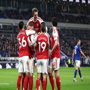 أرسنال يعود للصدارة بفوز صعب على إيفرتون